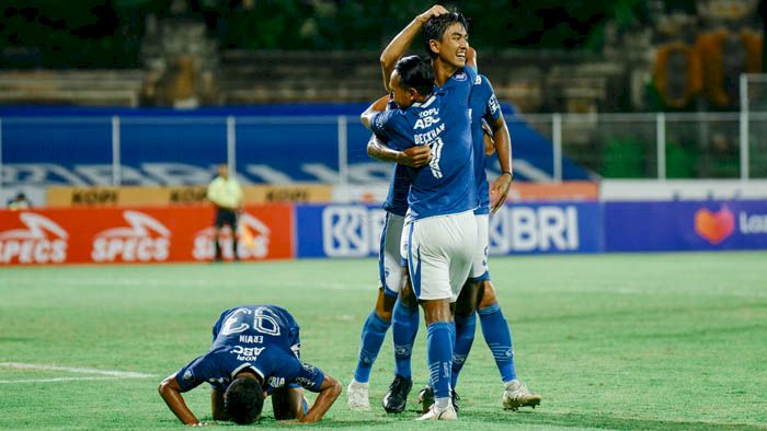 Dua Pemain Persib Mendapat Ucapan Selamat dari Robert Alberts
